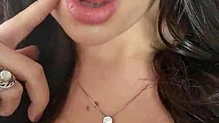 Eu me maquiando e arrumando o cabelo com tes�o quero um safado para me comer e gozar dentro do meu cu!