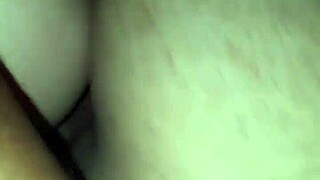 Chamei um cara pra foder minha mulher e ele gozando dentro dela! Não tive oque fazer e chupei ela?