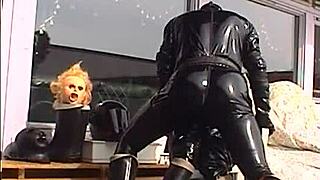 2003roxinaretrorubberoxshinyhorny150403xxl wmv shows xxl rubber action with horny vibe
