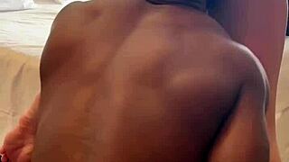 Desci pra pegar um ifood e meu vizinho que tamb�m havia descido me chamou pra fuder - free