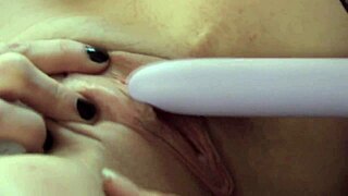 艾莉莎里斯和闺蜜女同舔紧逼巨玩具高潮