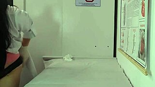 Enfermeira e est�tica OBSERVA ERE��O do PACIENTE during his wet workout session as nurse.