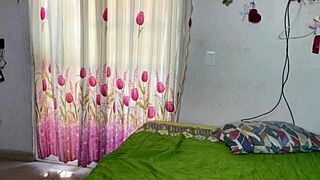 ME MASTURBO EN LA CAMA DE MI TÍA MIENTRAS SE BAÑA CON PIES Y CALCETINES!