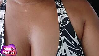 Nicoly Mattos让safado无套狂干毛屁眼内射后放屁挤精