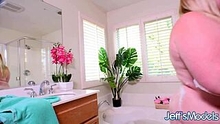 I uh chubby blonde Luna Storm touch myself off in the bath time feeling so good