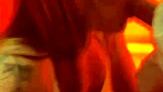 Mesmo sabendo que eu sou casada o cara pediu pra mim puxar a calcinha de ladinho mostrou foto do pau e depois me levou pro banheiro químico e me colocou pra chupar