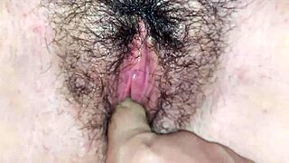 Hermanastro y Hermanastra Primera Vez Tocando el Coño Húmedo de la Hermanastra