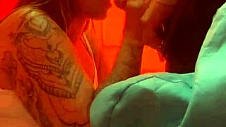 Mesmo sabendo que eu sou casada o cara pediu pra mim puxar a calcinha de ladinho mostrou foto do pau e depois me levou pro banheiro químico e me colocou pra chupar