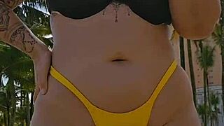 Mesmo sabendo que eu sou casada o cara pediu pra mim puxar a calcinha de ladinho mostrou foto do pau e depois me levou pro banheiro químico e me colocou pra chupar