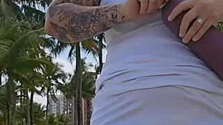 Mesmo sabendo que eu sou casada o cara pediu pra mim puxar a calcinha de ladinho mostrou foto do pau e depois me levou pro banheiro químico e me colocou pra chupar