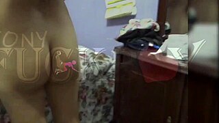 sólo tenia que mirar como juega con su dildo nuevo pero no pude resistirme y me la cogí por el culo de perrito