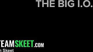 The remote control of desire stepson holds the power to make stepmom feel amazing. 😏🔥