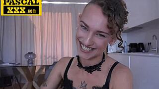 英国小骚货搞定两个老粗汉