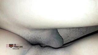 mi hermanastra entra a mi cuarto para follar bajo las sábanas 😏 porno en español 🔥