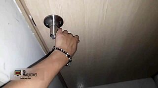 mi hermanastra entra a mi cuarto para follar bajo las sábanas 😏 porno en español 🔥