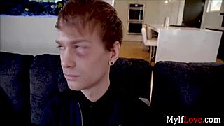 你的继母是不是像艾薇·拉贝勒这样致命MILF幻想？