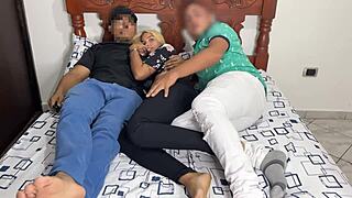 Noche De Pelicula Junto A Mi Mejor Amigo Y Su Hermosa Novia Ntr Me Cojo A La Novia