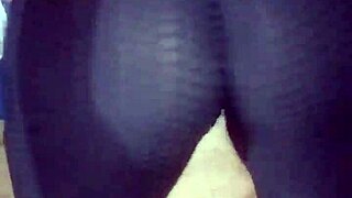 Hey, check out those rich nalgotas in tight leggings.