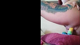 ruiva gostosa uses big toy on her tattooed pussy and clit until she cums in close up