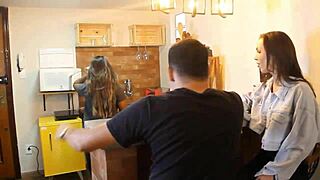 Pegando o marido da minha amiga sem ela ver, que safadeza! 😏