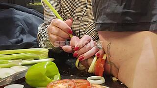 天啊！厨房极端巨屌尿道折磨黄瓜插尿道踢蛋！