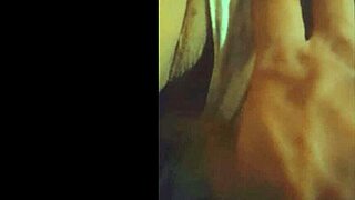 enteada novinha no sofa de calcinha e lingerie provoca com pussy licking e cunilingus ao ar livre