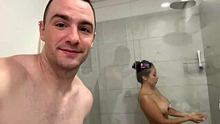 拉丁熟女玛丽安娜·桑多瓦尔肌肉男安德烈斯淋浴跨种族花絮 大奶假胸