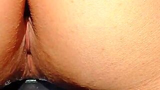 熟妻白虎大阴唇磨巨型自制玩具热辣磨蹭