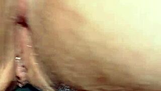 熟妻白虎大阴唇磨巨型自制玩具热辣磨蹭