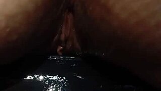 熟妻白虎大阴唇磨巨型自制玩具热辣磨蹭