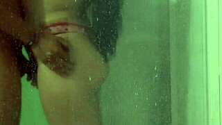 看拉丁人妻绿帽老公面前汽车旅馆浴室黑人粗暴干支配羞辱