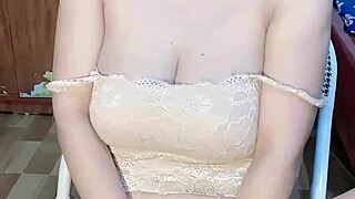 Hey, check this glassed Vietnamese girl getting off solo 😏