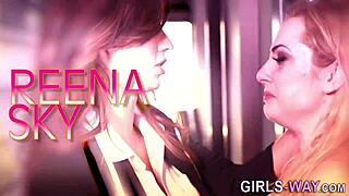 熟女怎么用手指舔逼支配嫩妹女同狂欢？