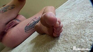 lilly's pointed toes got you hard yet?