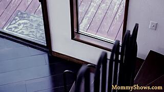 优雅继女挑逗无毛骚逼全女同舔穴剧情