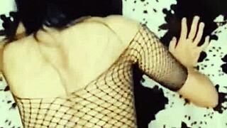 惊艳熟女诱惑脱衣自慰骑巨屌插紧穴