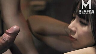 亚洲模特性牢捆绑激烈中出