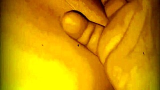 mi vecino fingers my pussy while husband works!! 😈