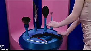 可爱Brill Angel被娇小Nata Gold绑起来足部女王调教