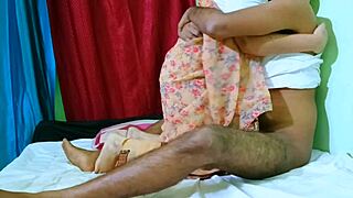 印度老公猛射老婆多汁光屄