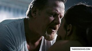 虔诚18+少女违背信仰弯腰挨老头后入