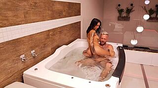 热辣brunette尖叫Vagninho狠捅Nick Niquita屌进紧屁眼中出！